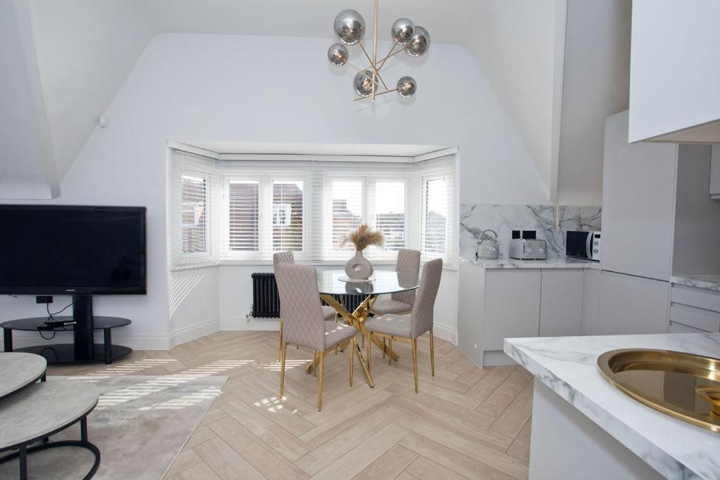 Ultra Stylish Apt Set In An Affluent Location 浦耳 外观 照片